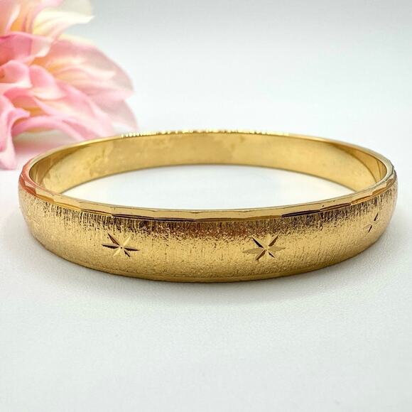 Vintage Monet Bangle Etched Starbursts Gold Tone Signed Diamond Cut Textured - Picture 3 of 12